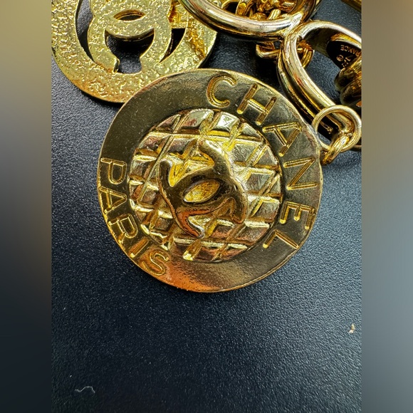 LOT 1505 24K gold plated CHANEL vintage runway bracelet with charms - Picture 6 of 14